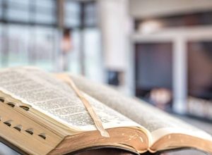 Idosa lava milhões de reais roubados de igreja com criptomoedas e é condenada a prisão federal