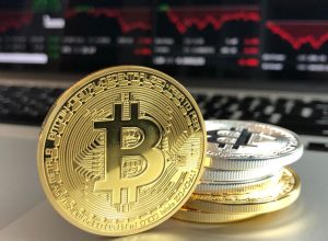 Enquanto Alemanha vende bitcoins, ETFs à vista enchem o carrinho