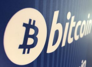 Criptomoedas: bitcoin sobe com recompras e em sessão de volatilidade