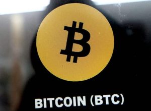 Criptomoedas: bitcoin recua e prolonga realização com ambiente de cautela após payroll